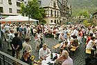Mit Spiebratenbrtchen, Bratwrsten und kulinarischen Spezialitten ist auf der Rotweinprobe und dem Rotweinfest in  am Rhein fr das leibliche Wohl der Gste bestens gesorgt.