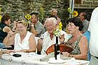 Blumenschmuck auf den Tischen sorgt fr ein freundliches Ambiente bei der Rotweinprobe im Juni und dem Rotweinfest im August in  am Rhein.